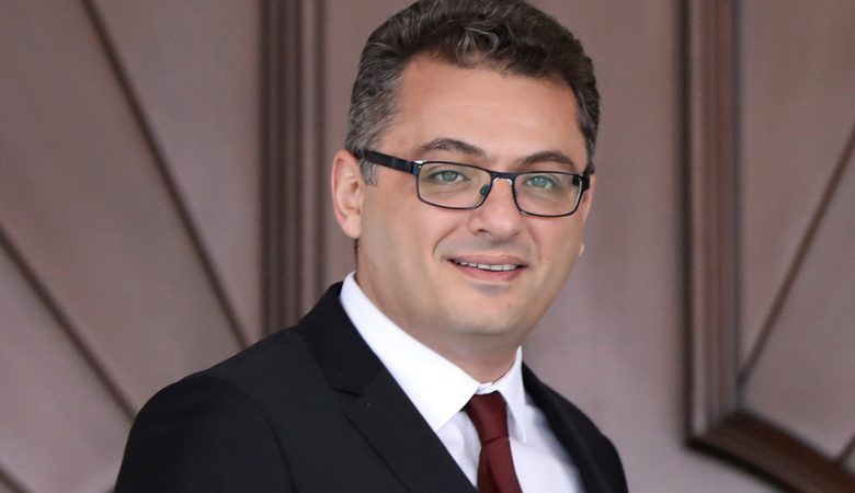 «Εκλογές» στα Κατεχόμενα: Νέος πρόεδρος ο Τουφάν Ερχιουρμάν – Πέτυχε σαρωτική νίκη από τον πρώτο γύρο