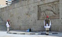 Εντείνεται η κόντρα για τον Άγνωστο Στρατιώτη: Στη δικαιοσύνη προσφεύγει ο Δούκας – Η απάντηση του υπουργείου Εθνικής Άμυνας