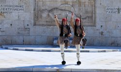Κυβερνητικά στελέχη για Άγνωστο Στρατιώτη: Ο Χάρης Δούκας αναίρεσε τον εαυτό του, μέσα σε χρόνο ρεκόρ
