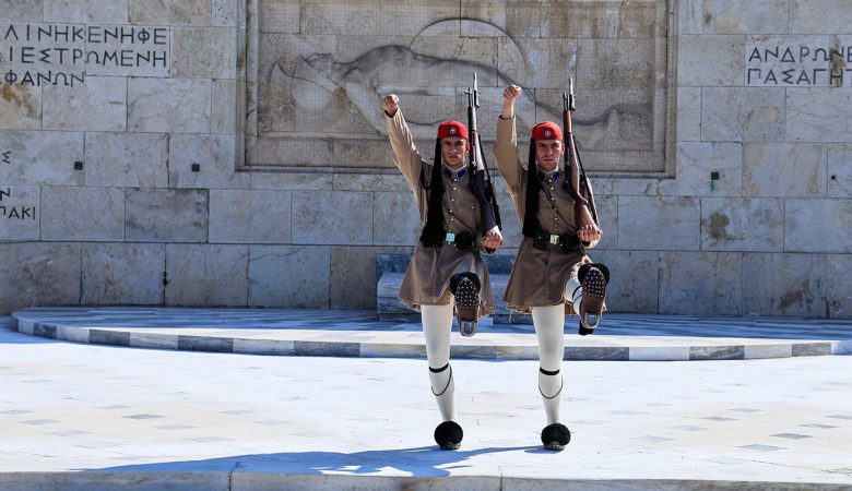 Κυβερνητικά στελέχη για Άγνωστο Στρατιώτη: Ο Χάρης Δούκας αναίρεσε τον εαυτό του, μέσα σε χρόνο ρεκόρ