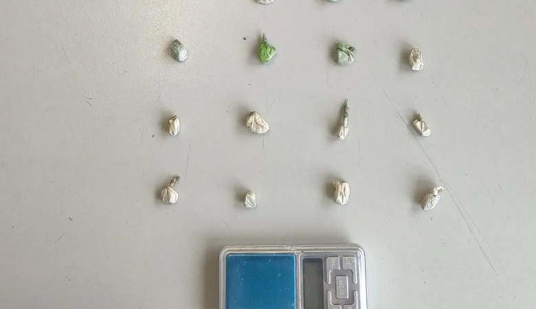 Συνελήφθη 31χρονος που έκρυβε ναρκωτικά σε εγκαταλελειμμένο όχημα στη Σαλαμίνα