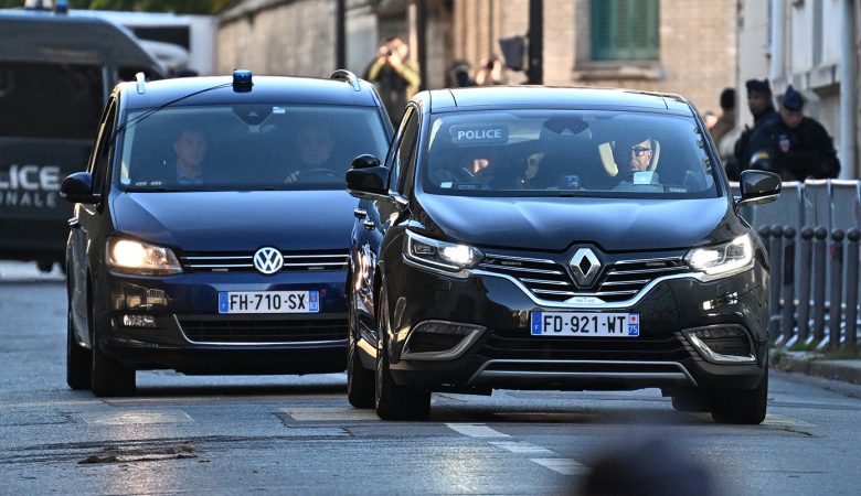 O Σαρκοζί θα παραμείνει έγκλειστος στη φυλακή του Παρισιού για τουλάχιστον τρεις εβδομάδες