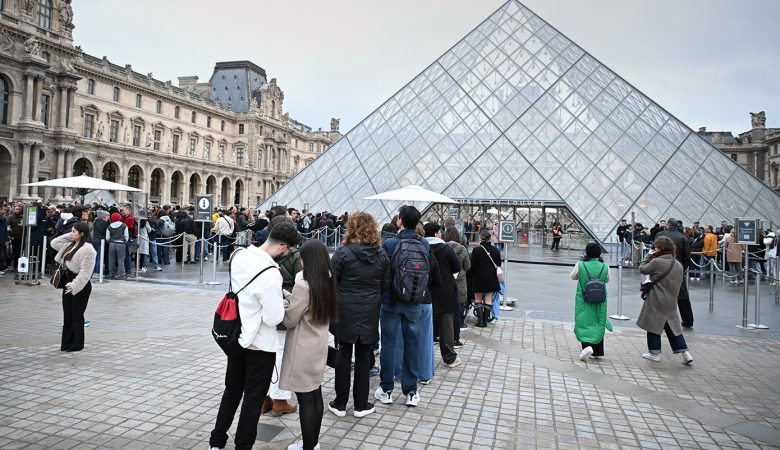 Το Μουσείο του Λούβρου στο Παρίσι ξανάνοιξε μετά την κλοπή