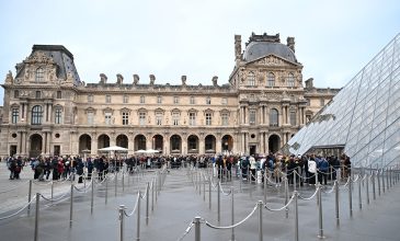 Το Λούβρο μετέφερε κοσμήματα στην Τράπεζα της Γαλλίας μετά τη διάρρηξη στο μουσείο