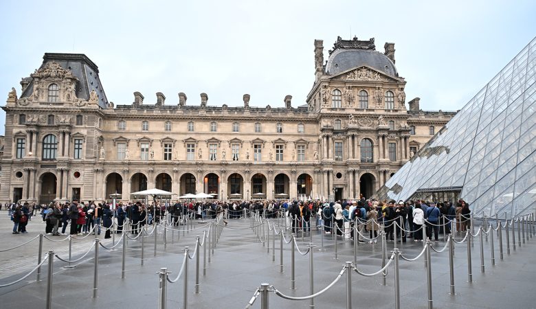 Το Λούβρο μετέφερε κοσμήματα στην Τράπεζα της Γαλλίας μετά τη διάρρηξη στο μουσείο