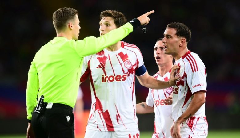 Δυσαρέσκεια του επικεφαλής διαιτησίας της UEFA με τον διαιτητή του αγώνα Μπαρτσελόνα-ΟΣΦΠ – Εμφανίστηκε εκνευρισμένος στα αποδυτήρια