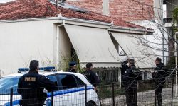 Μητροκτονία στα Τρίκαλα: Ενώπιον ανακριτή και εισαγγελέα ο 18χρονος που ομολόγησε ότι σκότωσε τη μητέρα του