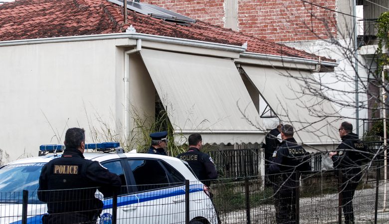 Μητροκτονία στα Τρίκαλα: Ενώπιον ανακριτή και εισαγγελέα ο 18χρονος που ομολόγησε ότι σκότωσε τη μητέρα του