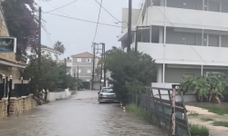 «Βούλιαξε» η Ζάκυνθος από την κακοκαιρία: Οι δρόμοι μετατράπηκαν σε ποτάμια, εγκλωβίστηκε κόσμος
