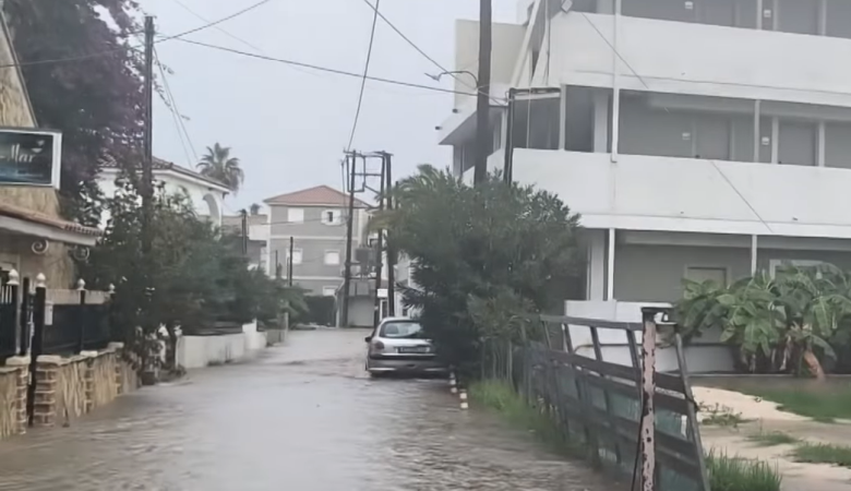 «Βούλιαξε» η Ζάκυνθος από την κακοκαιρία: Οι δρόμοι μετατράπηκαν σε ποτάμια, εγκλωβίστηκε κόσμος