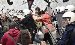 Επεισόδια με χημικά και χειροβομβίδες κρότου λάμψης στην Πρωτοβάθμια Διεύθυνση Εκπαίδευσης στο Μεταξουργείο