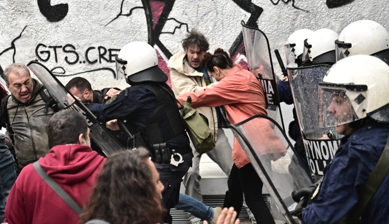 Επεισόδια με χημικά και χειροβομβίδες κρότου λάμψης στην Πρωτοβάθμια Διεύθυνση Εκπαίδευσης στο Μεταξουργείο