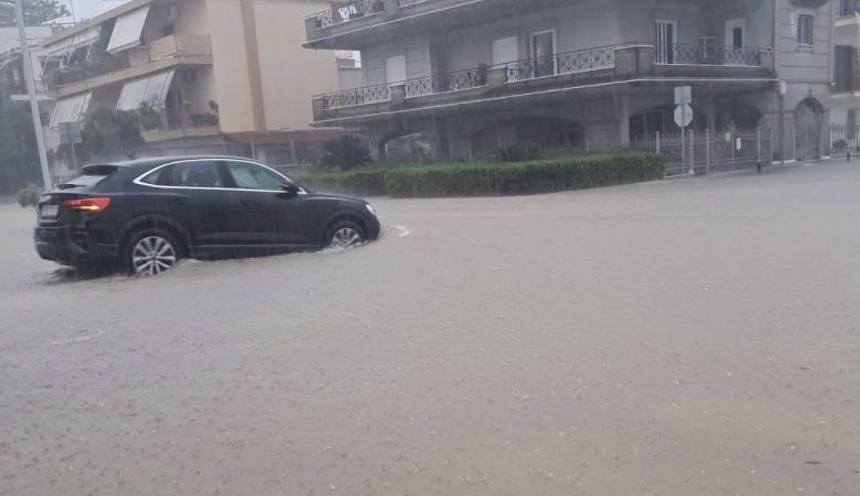 Πλημμύρισε το Μεσολόγγι από την έντονη βροχόπτωση – Κλειστά τα σχολεία την Παρασκευή