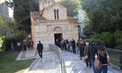 Πλήθος κόσμου στο λαϊκό προσκύνημα στην Αθήνα στη σορό του Διονύση Σαββόπουλου