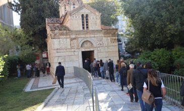 Πλήθος κόσμου στο λαϊκό προσκύνημα στην Αθήνα στη σορό του Διονύση Σαββόπουλου