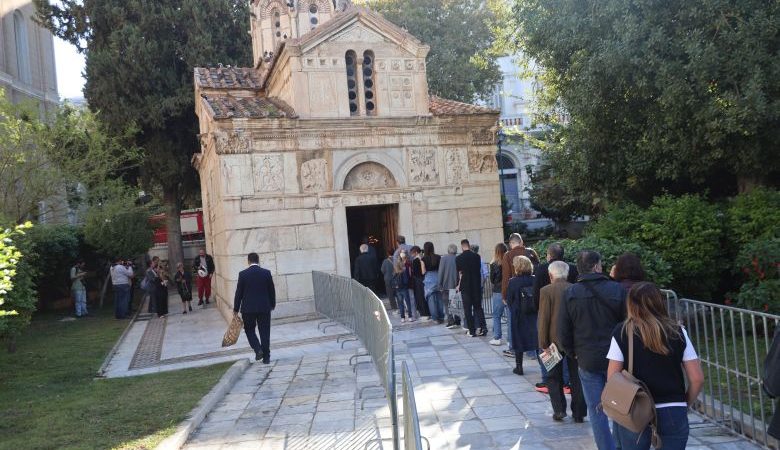 Πλήθος κόσμου στο λαϊκό προσκύνημα στην Αθήνα στη σορό του Διονύση Σαββόπουλου
