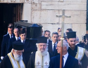 Στην Μητρόπολη Αθηνών η σορός του Διονύση Σαββόπουλου για την εξόδιο ακολουθία