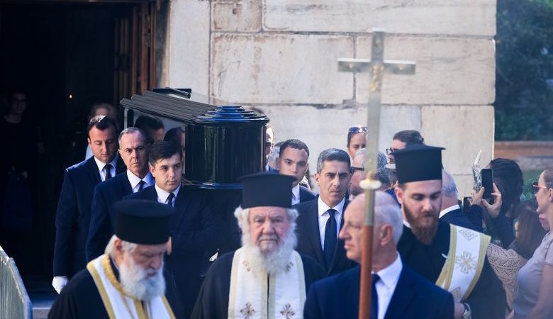 Στην Μητρόπολη Αθηνών η σορός του Διονύση Σαββόπουλου για την εξόδιο ακολουθία
