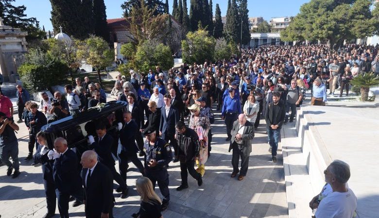 Με τραγούδια το ύστατο χαίρε στην κηδεία του Διονύση Σαββόπουλου