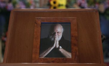 Λαϊκό προσκύνημα στο παρεκκλήσι της Μητρόπολης Αθηνών στη σορό του Διονύση Σαββόπουλου