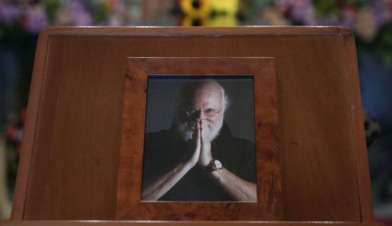 Λαϊκό προσκύνημα στο παρεκκλήσι της Μητρόπολης Αθηνών στη σορό του Διονύση Σαββόπουλου