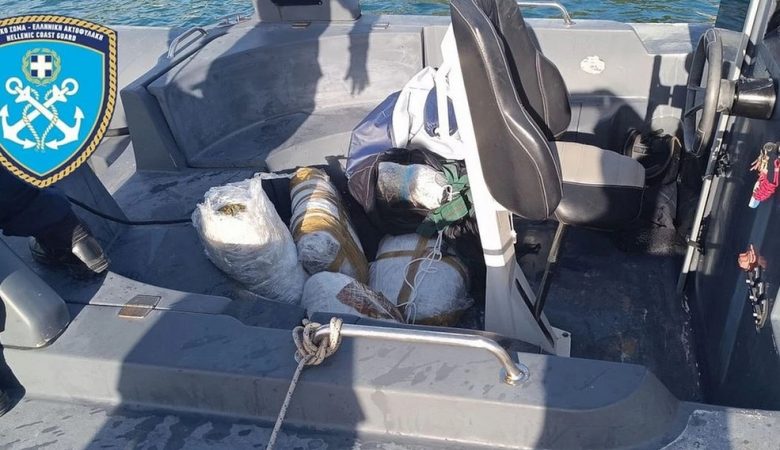 Το Λιμενικό κατέσχεσε 136 κιλά κάνναβης και συνέλαβε έναν 50χρονο στην Ηγουμενίτσα