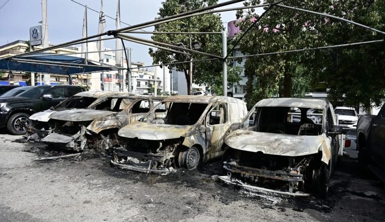 Εμπρηστική επίθεση σε αντιπροσωπεία οχημάτων στη Νέα Φιλαδέλφεια τα ξημερώματα