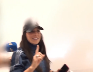 H πρώτη αντίδραση της Ιουλίας Καλλιμάνη μετά το συμβάν με θαμώνα: «Από σένα δέχομαι μαντινάδα»