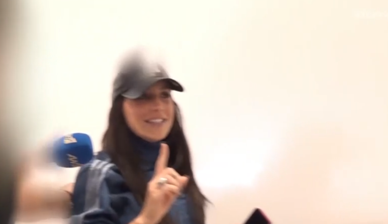 H πρώτη αντίδραση της Ιουλίας Καλλιμάνη μετά το συμβάν με θαμώνα: «Από σένα δέχομαι μαντινάδα»