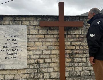 Ο Κώστας Καραμανλής απέτισε φόρο τιμής στα μνημεία πεσόντων Ελλήνων στη Βόρεια Ήπειρο