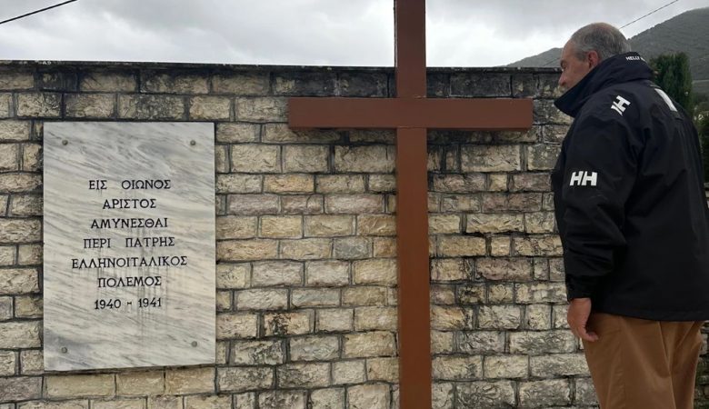 Ο Κώστας Καραμανλής απέτισε φόρο τιμής στα μνημεία πεσόντων Ελλήνων στη Βόρεια Ήπειρο