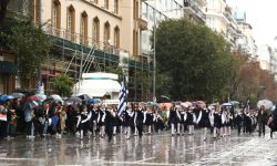 Υπό βροχή η μαθητική παρέλαση για την 28η Οκτωβρίου στη Θεσσαλονίκη