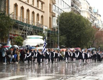Υπό βροχή η μαθητική παρέλαση για την 28η Οκτωβρίου στη Θεσσαλονίκη