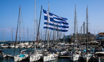 Ελληνική σημαία 1.440 τετραγωνικών μέτρων υψώθηκε στο λιμάνι του Ηρακλείου
