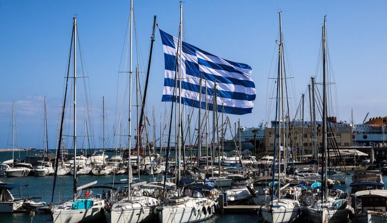 Ελληνική σημαία 1.440 τετραγωνικών μέτρων υψώθηκε στο λιμάνι του Ηρακλείου