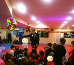 Ανιματέρ και κλόουν που γεμίζουν χαμόγελα