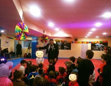 Ανιματέρ και κλόουν που γεμίζουν χαμόγελα