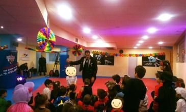 Ανιματέρ και κλόουν που γεμίζουν χαμόγελα