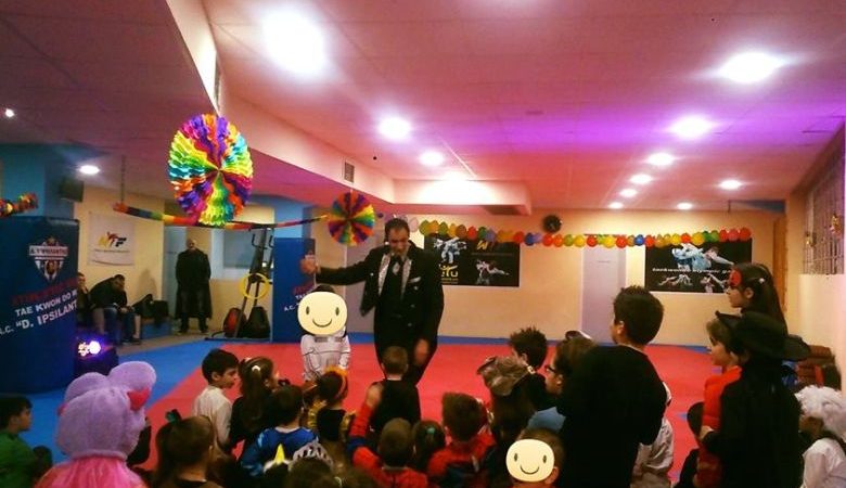 Ανιματέρ και κλόουν που γεμίζουν χαμόγελα