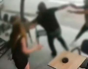 Σοκάρει το βίντεο με τον άγριο ξυλοδαρμό 52χρονου μέχρι θανάτου έξω από μπαρ στο Ναύπλιο – Τον χτύπησαν με κοκάλινα γάντια