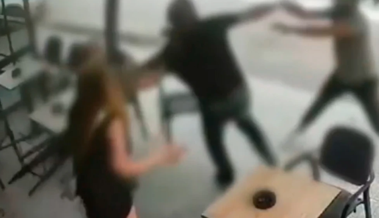 Σοκάρει το βίντεο με τον άγριο ξυλοδαρμό 52χρονου μέχρι θανάτου έξω από μπαρ στο Ναύπλιο – Τον χτύπησαν με κοκάλινα γάντια