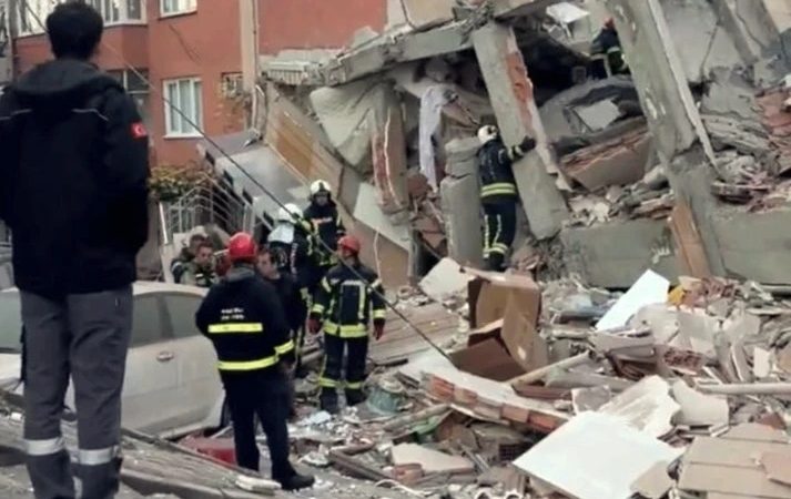 Τουρκία: Κατέρρευσε πολυκατοικία, υπάρχουν φόβοι πως έχουν εγκλωβιστεί άνθρωποι