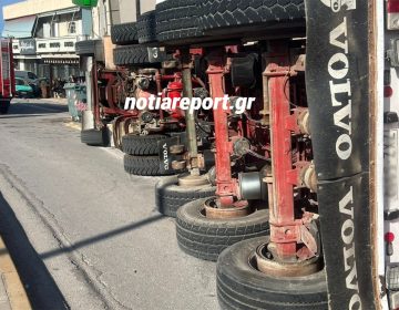 Ανατροπή νταλίκας στη Βάρη – Έπεσε πάνω σε σταθμευμένο όχημα