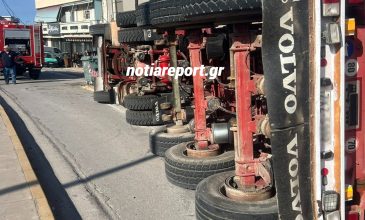 Ανατροπή νταλίκας στη Βάρη – Έπεσε πάνω σε σταθμευμένο όχημα