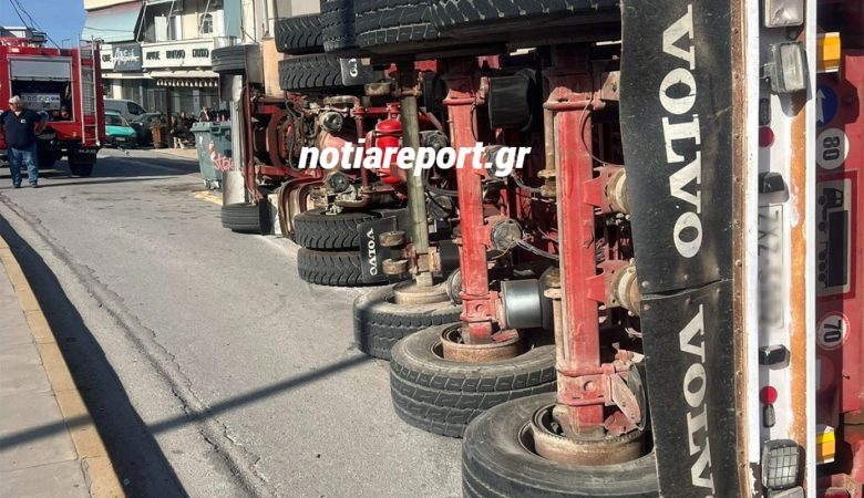 Ανατροπή νταλίκας στη Βάρη – Έπεσε πάνω σε σταθμευμένο όχημα