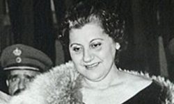 Ανήμερα της 28ης Οκτωβρίου, τιμήθηκε η Σοφία Βέμπο στο σημείο που πρωτοτραγούδησε, στη Θεσσαλονίκη