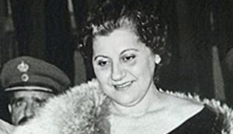 Ανήμερα της 28ης Οκτωβρίου, τιμήθηκε η Σοφία Βέμπο στο σημείο που πρωτοτραγούδησε, στη Θεσσαλονίκη