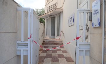 Εμπρηστική επίθεση στο γραφείο του Χάρη Θεοχάρη –  «Η Δημοκρατία μας δεν τρομοκρατείται» λέει η ΝΔ