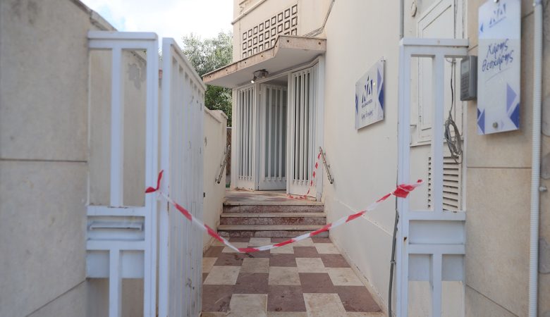 Εμπρηστική επίθεση στο γραφείο του Χάρη Θεοχάρη –  «Η Δημοκρατία μας δεν τρομοκρατείται» λέει η ΝΔ