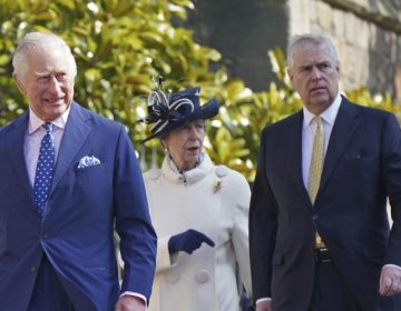 Ο βασιλιάς Κάρολος αφαίρεσε τους τίτλους του πρίγκιπα Άντριου και τον διέταξε να φύγει από την έπαυλή του